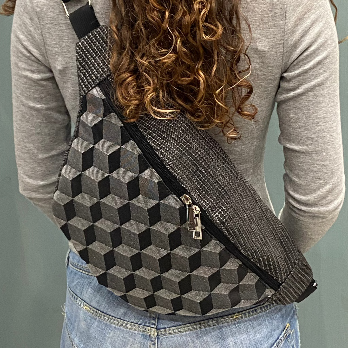 Banana Bag tessuto geometrico grigio nero - Cavoli a Merenda